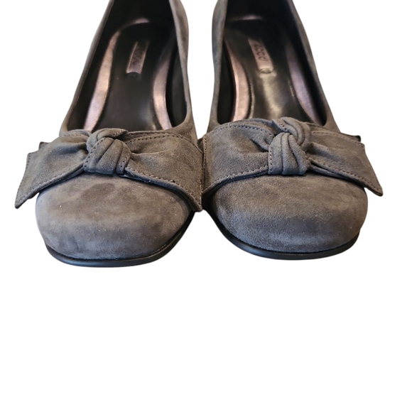 Ecco SZ 8.5 Sage Gray Suede Closed Toe Slip On Pumps Bow Accent 2.5" Heel - Picture 6 of 9